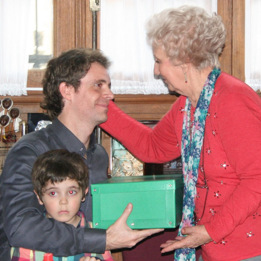 Jorge recibe su Archivo Biográfico Familiar en la Casa de las Abuelas.