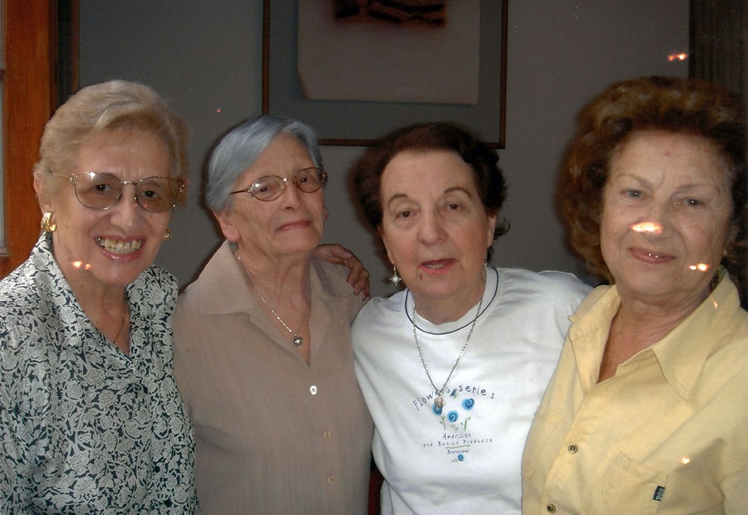 Vilma Sesarego (de blanco) junto a sus copmañeras de lucha.