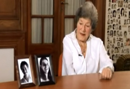 Año 2007. Reina con los retratos de su hijo y su nuera.