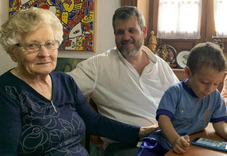 Abuela, nieto y bisnieto.