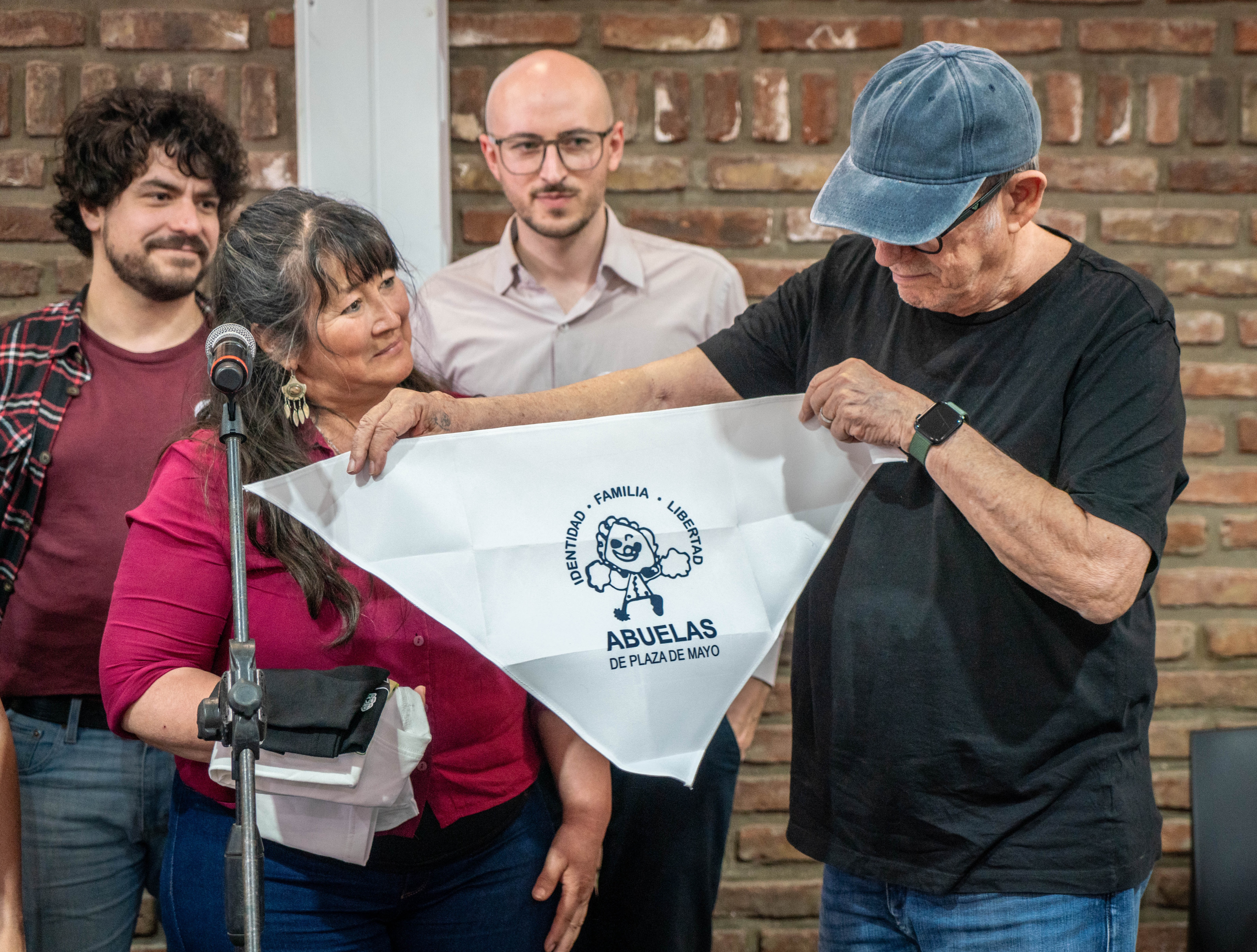 Abuelas entregó un reconocimiento a Silvio Rodríguez en Moreno